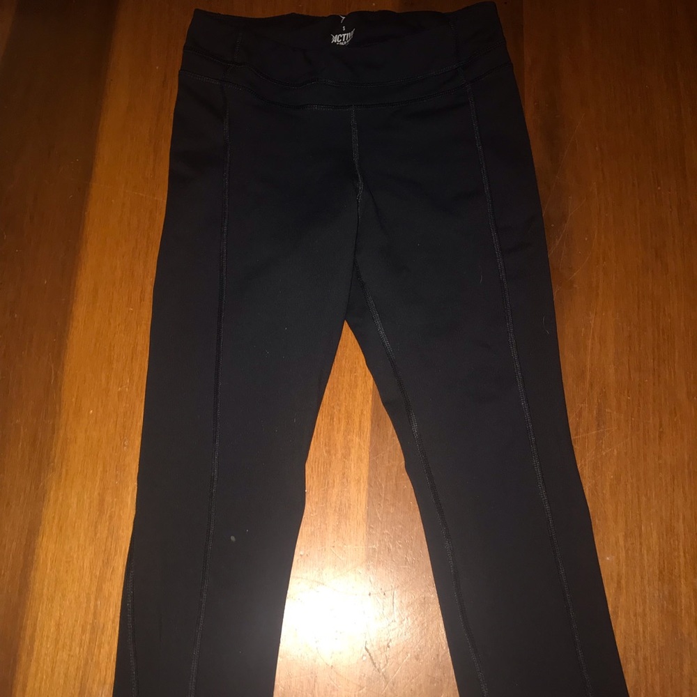 Cropped black leggings. Small